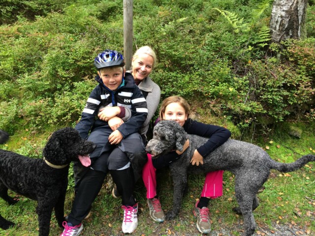 AKTIV FAMILIE: Kronprinsparet bruker ofte skog og mark. Disse bildene frigjorde familien i forbindelse med Friluftslivets år. Foto: Det kongelige hoff AKTIV FAMILIE: Kronprinsparet bruker ofte skog og mark. Disse bildene frigjorde familien i forbindelse med Friluftslivets år. Foto: Det kongelige hoff